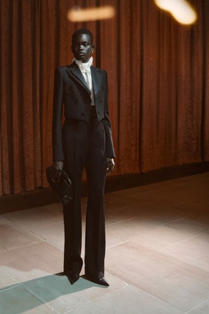 اكتشفي مجموعة ألكسندر مكوين ريزورت 2026 الأنيقة بلا مبالغة